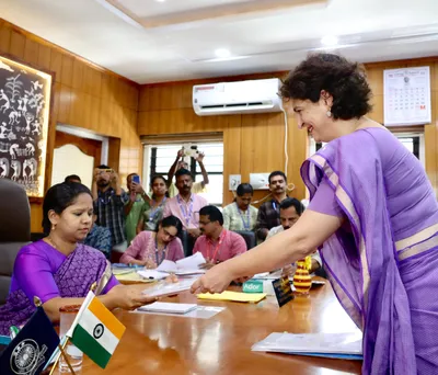 priyanka gandhi  वायनाड से प्रियंका ने नामांकन दाखिल किया  बोलीं  राजनीति में 35 साल का अनुभव