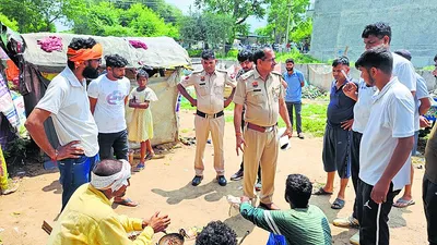 झुग्गियों में गौमांस पकाने का आरोप  गौ सेवकों का हंगामा