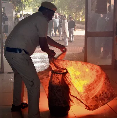 सायरन के साथ लघु सचिवालय परिसर में मचा हड़कंप