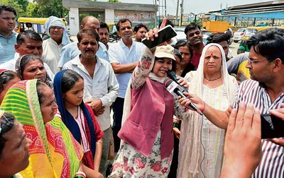 लोगों ने सड़क जाम कर जताया विरोध