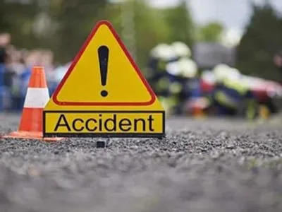 कार गड्ढे में गिरी  परिवार के 6 सदस्य घायल