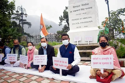 बागवानों के शोषण के खिलाफ कांग्रेस का मौन धरना