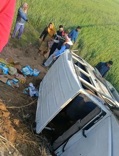 चरखी दादरी   ट्राले ने क्रजूर गाड़ी को मारी टक्कर  भात भरने जा रहे एक ही परिवार के 11 लोग घायल