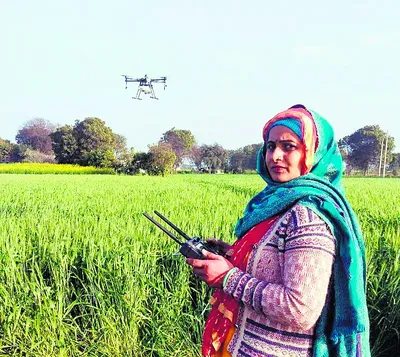 शर्मिला  हिमांशी नयी तकनीक और ड्रोन की मदद से बदल रही खेती की तस्वीर