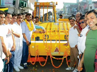 देवेंद्र कादियान ने ऑटोमेटिक रोड स्वीपिंग मशीन के रूप में दी पहली सौगात