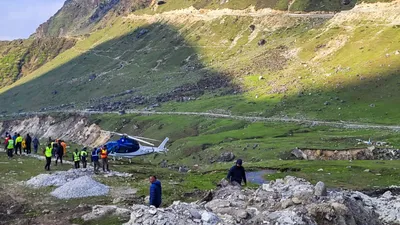 केदारनाथ में हेलीकॉप्टर की आपात लैंडिंग  पायलट की सूझबूझ से हादसा टला  यात्री सुरक्षित