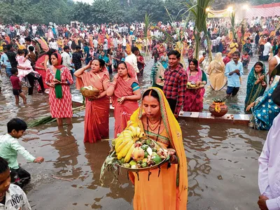 अस्ताचलगामी सूर्य को अर्घ्य दे कर मांगी मन्नतें