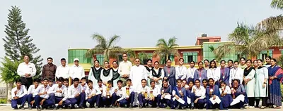 स्वर्ण वाटिका स्कूल का छात्र अनुपम शर्मा दसवीं में जिले में अव्वल