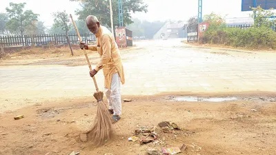 72 वर्षीय रामचंद्र स्वामी जहां मिला कूड़ा  उठा ली झाड़ू