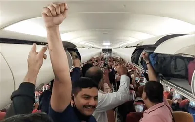 अफगानिस्तान से वापसी   2 अफगान सांसदों समेत 392 लोगों को भारत लाये विमान
