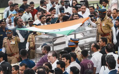 ratan tata last rites  रतन टाटा पंचतत्व में विलीन  राजकीय सम्मान से हुआ अंतिम संस्कार