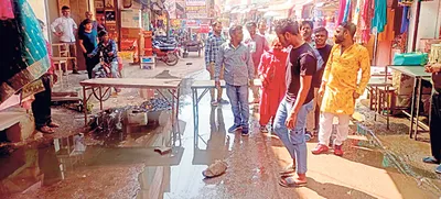 बाजार में बह रहे सीवरेज के पानी के विरोध में दुकानदारों ने लगाया जाम