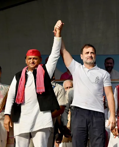 up by election  अखिलेश यादव ने की राहुल के साथ की तस्वीर साझा  कहा  संविधान  आरक्षण और सौहार्द को बचाना है