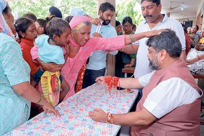 हजारों बहनों ने मंत्री की कलाई पर बांधा रक्षासूत्र