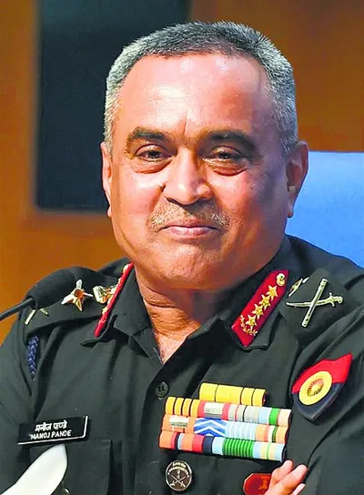 सेना प्रमुख जनरल पांडे को एक महीने का सेवा विस्तार