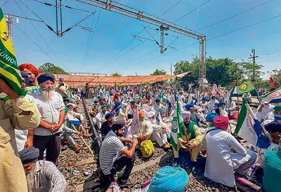 अब शंभू में रेलवे ट्रैक पर बैठे किसान  यात्री परेशान