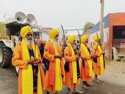 सतगुरु नानक प्रगटया  मिटी धुंध जग चानन होया   