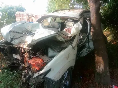 पेड़ से टकराई अनियंत्रित कार  एसडीओ के बेटे की मौत