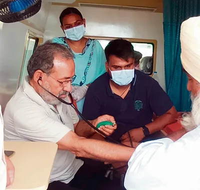 कांग्रेस नेता डॉ  केवी सिंह ने की मरीजों की जांच