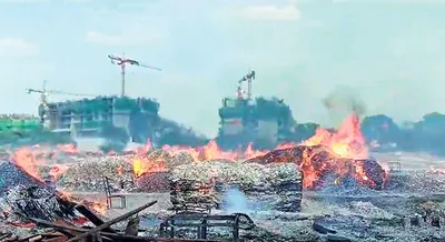 लकड़ी के अवैध गोदाम में लगी आग  भारी नुकसान