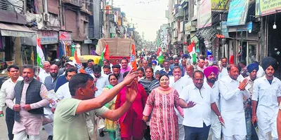 कालका बाजार में कार्यकर्ताओं के साथ कांग्रेस संदेश यात्रा