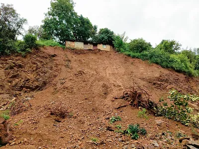 कभी भी जमींदोज हो जाएगा गरीब लछमण का घर