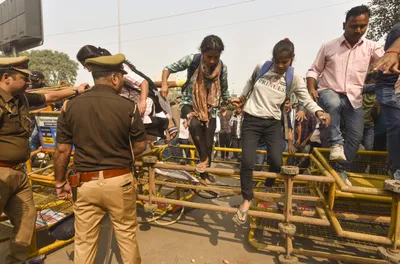 uppsc protest  पुलिस ने विरोध प्रदर्शन में शामिल हिंसा फैलाने वालों को हिरासत में लिया