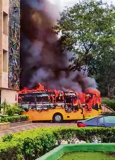 दिल्ली के द्वारका में दो स्कूल बसों में लगी आग