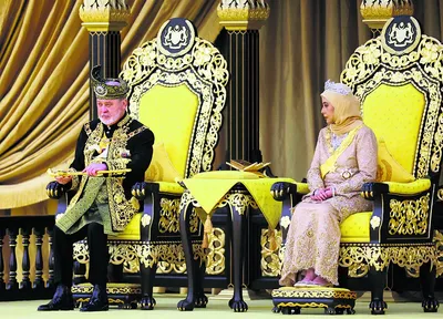 तोपों की सलामी के साथ मलेशिया के सम्राट की ताजपोशी