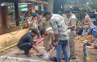 fireworks accident  केरल में मंदिर में उत्सव के दौरान हुई आतिशबाजी में हादसा  150 से अधिक लोग घायल