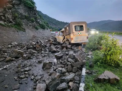 rock fell चंडीगढ़ शिमला नेशनल हाईवे पर गाड़ी पर चट्टान गिरने से फगवाड़ा के एक व्यक्ति की मौत
