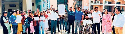 केरल छात्र हत्याकांड   एबीवीपी ने फूंका एसएफआई का पुतला