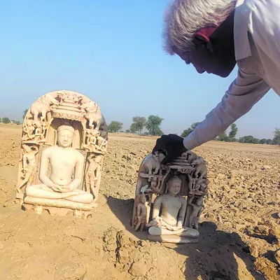 हरियाणा की सीमा से सटे राजस्थान के गांव ढिलकी के खेत से निकलीं भगवान महावीर की मूर्तियां