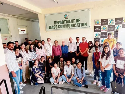 प्रोफेसर जीआर सैयद ने गुजवि के जनसंचार के विद्यार्थियों को दिए टिप्स