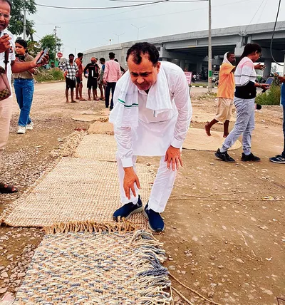 कांग्रेस नेता जितेंद्र अहलावत ने सनौली रोड पर कांवड़ियों के लिये डलवाया कारपेट