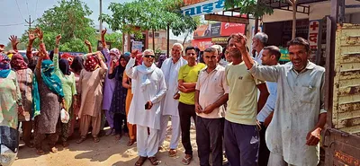 पेयजल के संकट को लेकर गांव बिठमड़ा के ग्रामीणों ने किया प्रदर्शन