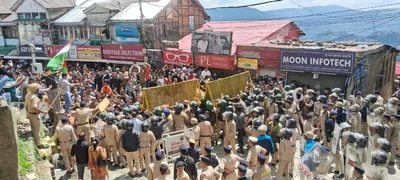 shimla masjid case  शिमला में तनाव बढ़ा  हिंदू समूहों ने बेरिकेट्स तोड़े  लाठीचार्ज