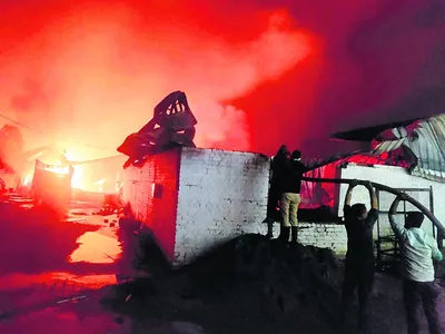 पानीपत शांति नगर में तीन मकानों में लगी आग  बाल बाल बचे परिवार