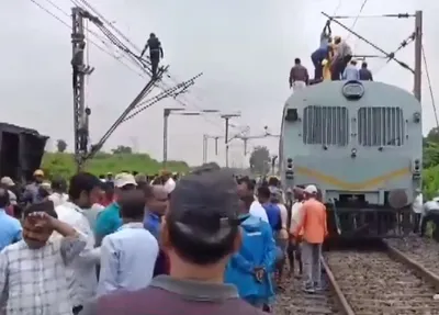 goods train derailed  बोकारो में मालगाड़ी हुई डिरेल  दो हिस्सों में बंटी  15 ट्रेनें प्रभावित