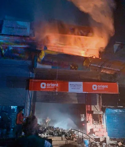 शाहाबाद में इलेक्ट्रिकल की दुकान  गोदाम में लगी भीषण आग
