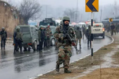 सुरक्षा बलों ने जम्मू कश्मीर के बारामूला में आतंवादियों के संदिग्ध सहयोगी को पकड़ा