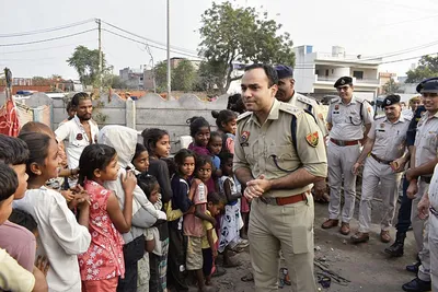 झुग्गी झोपड़ियों में पहुंचे एसपी  बाल दिवस पर बच्चों को दिये गिफ्ट