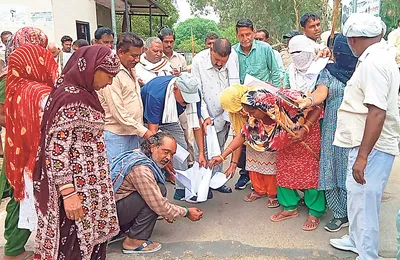 सफाई कर्मियों ने चार बार हाजिरी लगाने के नियम की जलायी प्रतियां