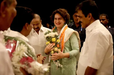 priyanka gandhi  प्रियंका वायनाड से आज करेंगी नामांकन पत्र दाखिल  सोनिया  खड़गे व राहुल भी रहेंगे साथ