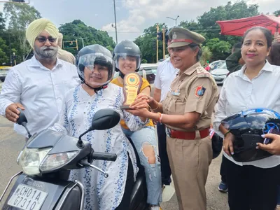 chandigarh traffic police  चंडीगढ़ ट्रैफिक पुलिस व ओंकार चैरिटेबल फाउंडेशन ने बताए ट्रैफिक नियम