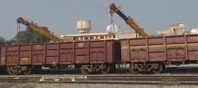 train derailed  राजस्थान के अलवर में मालगाड़ी पटरी से उतरी