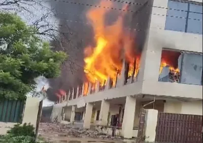 fire in delhi  दिल्ली में कपड़ा फैक्टरी में लगी भीषण आग  दमकल की 26 गाड़ियां मौके पर पहुंची