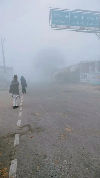 कोहरे के कारण ऑरेंज अलर्ट  फसलों को फायदा  रफ्तार पर ब्रेक