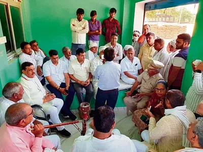 उठान में देरी   मोहना अनाजमंडी गेट पर किसानों  आढ़तियों ने जड़ा ताला