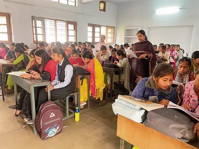 हिंदू गर्ल्स काॅलेज में रोड सेफ्टी पर प्रश्नोत्तरी प्रतियोगिता आयोजित